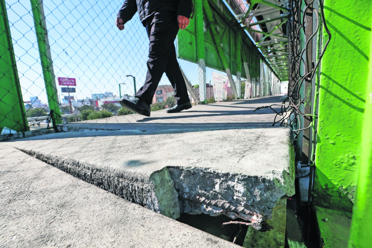 Puente peatonal es inestable, denuncian vecinos de Toluca