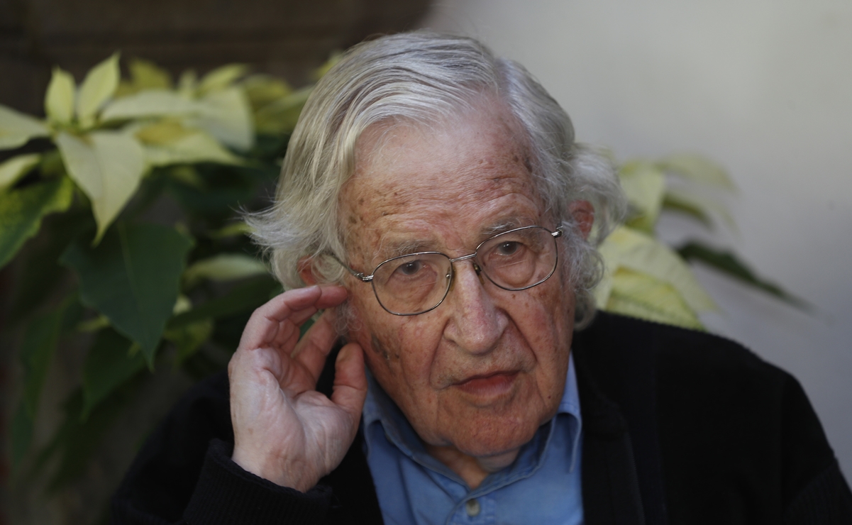 La tercera amenaza existencial de la humanidad, según Chomsky