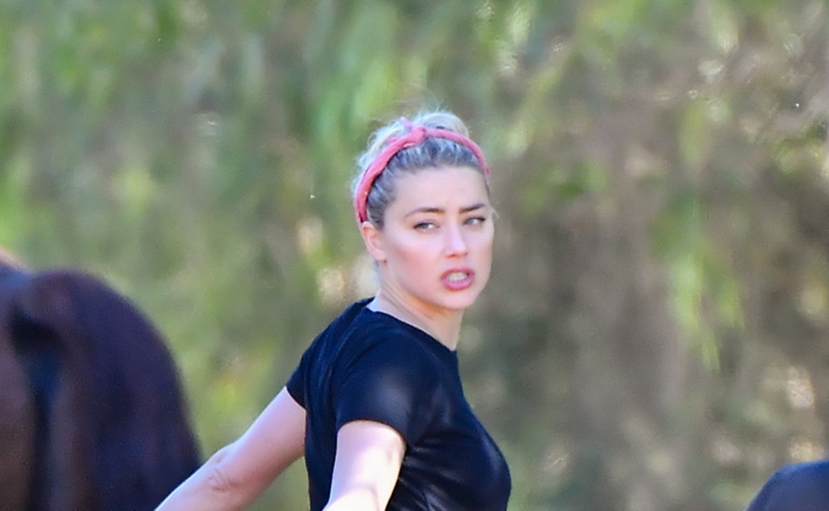 Amber Heard delinea su silueta para paseo a caballo en California