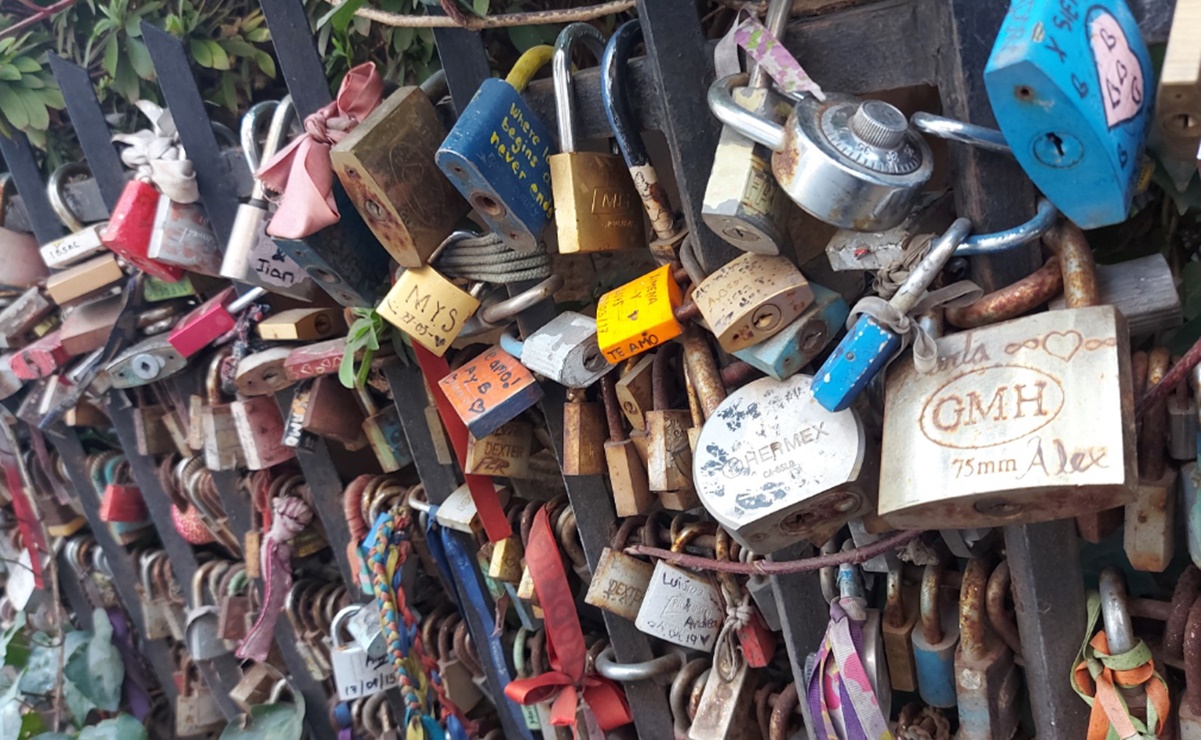 Como en París, pero en la reja del Museo del MODO, cuelga un candado con tu ser amado