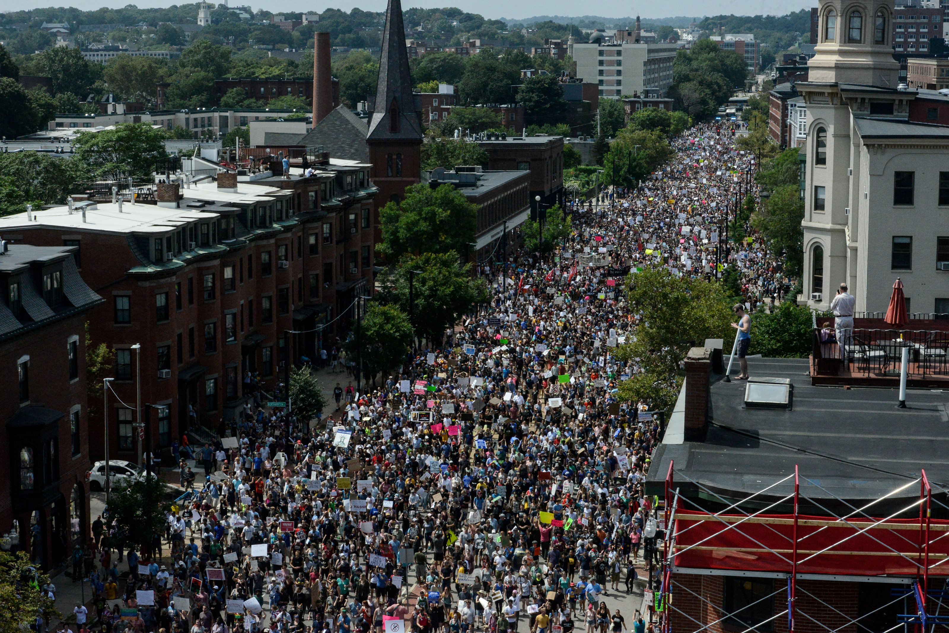 Miles marchan contra el racismo en Boston; hay 8 detenidos