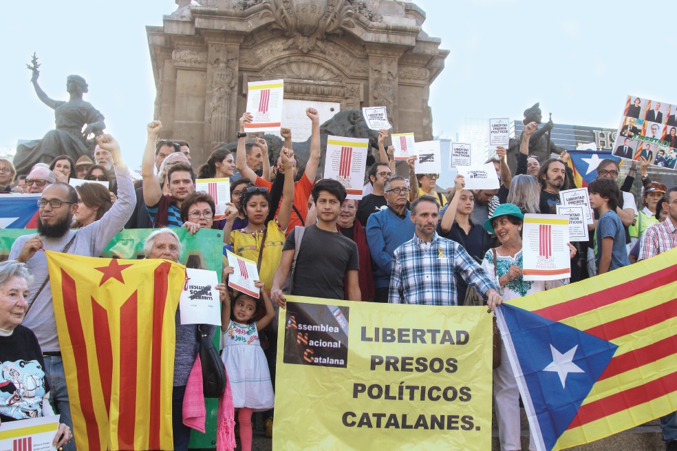 Cientos de catalanes protestan en el Ángel