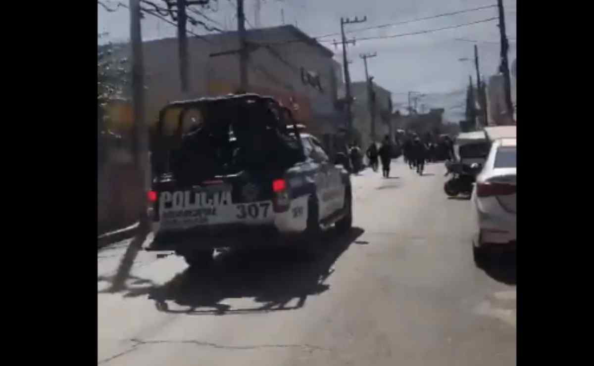 Locatarios se enfrentan a policías por desalojo de mercado en Chimalhuacán; hay 6 detenidos 