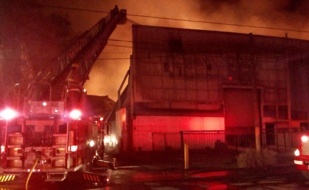Incendio consume cuatro bodegas en un parque industrial de Apodaca  