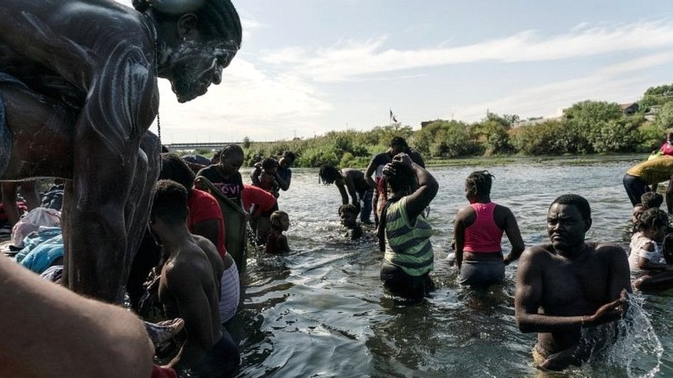 El puente entre México y Estados Unidos bajo el que duermen más de 10 mil migrantes