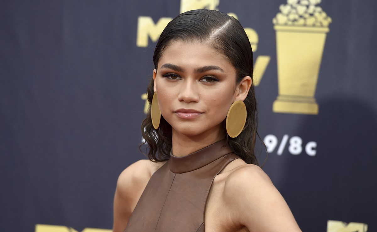 Zendaya destila glamour con lujoso vestido strapless en alfombra roja