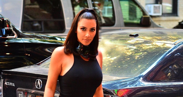 Kim Kardashian luce curvas de impacto con minivestido negro