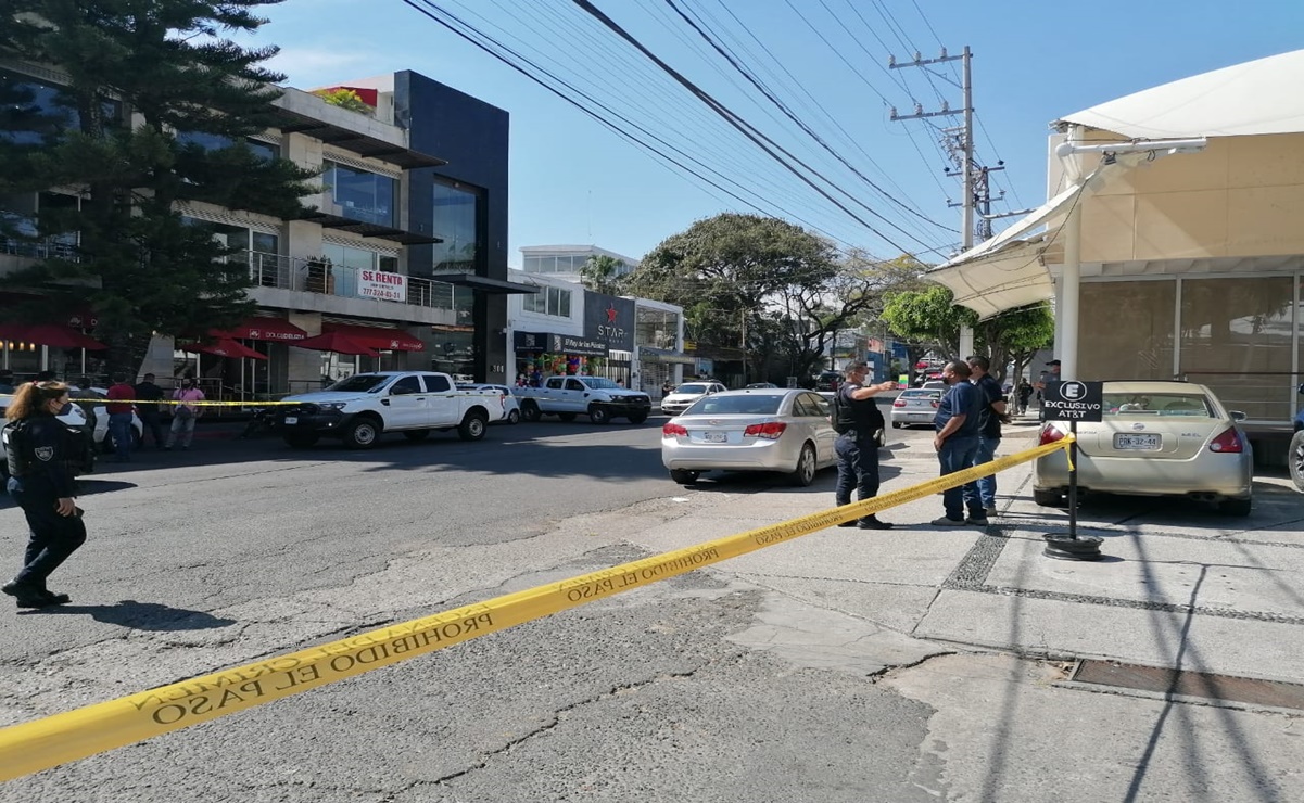 Hombres armados entran a restaurante en Cuernavaca y disparan contra comensales; hay un muerto