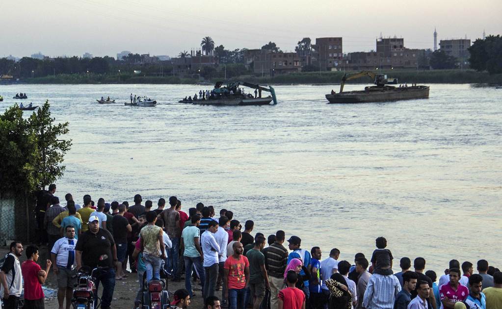 Suman 21 muertos tras hundimiento de un barco en el río Nilo