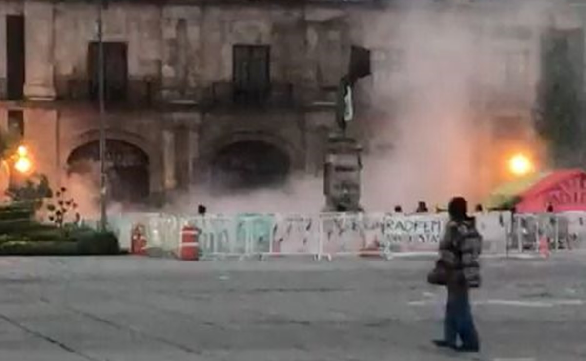 Feministas prenden fuego a fachada del Congreso en el Estado de México 