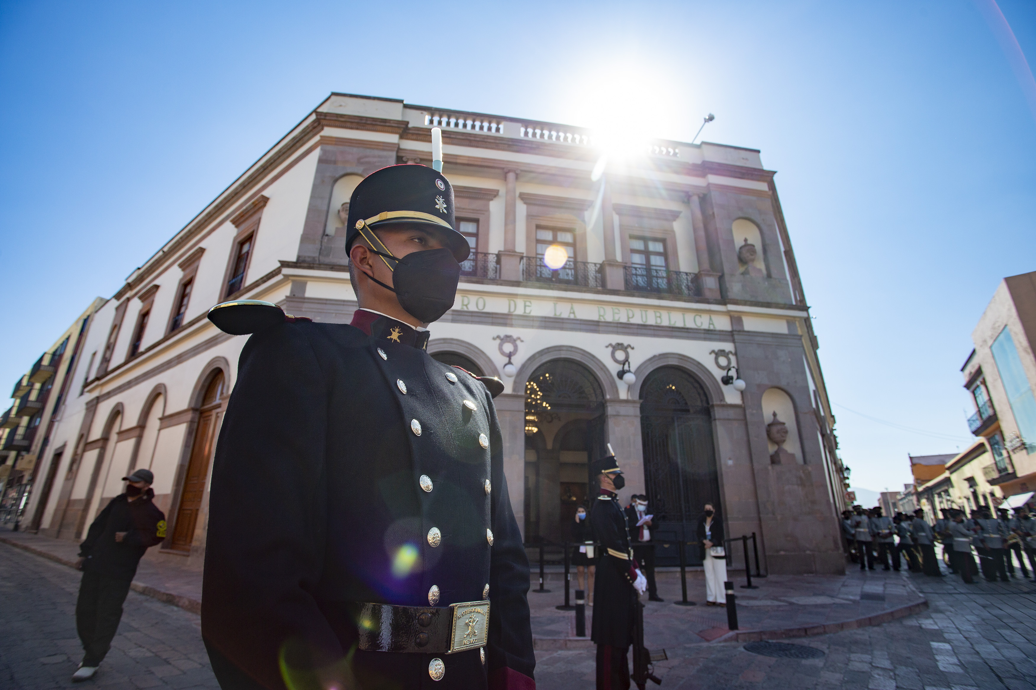 Con cubrebocas y filtros sanitarios, la conmemoración de la Constitución de 1917