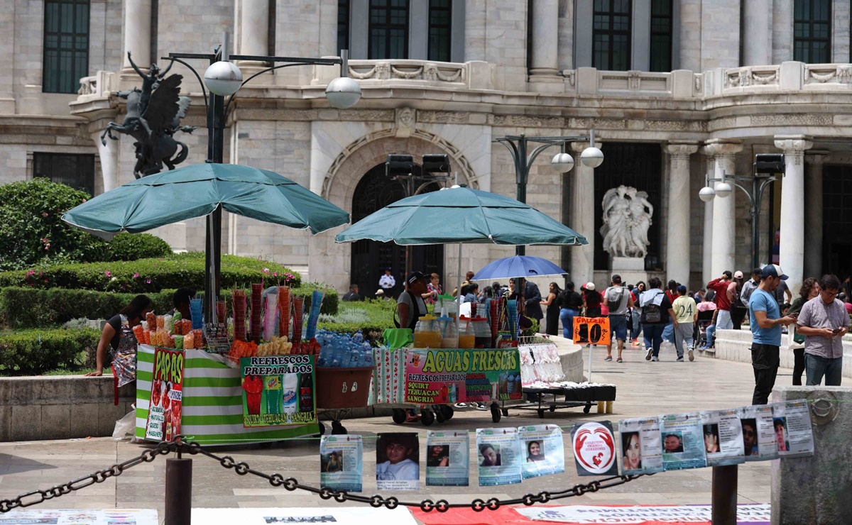 FOTOS: Así luce la explanada del Palacio de Bellas artes, entre ambulantes y policías