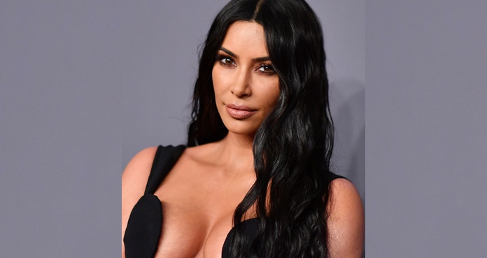 Kim Kardashian presume curvas con look de ‘serpiente’