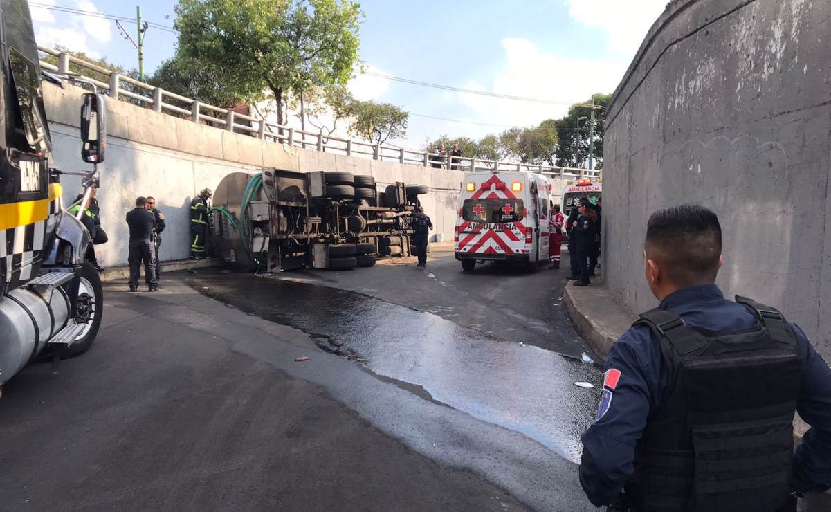 Reportan dos lesionados tras volcadura de pipa de agua en la Venustiano Carranza