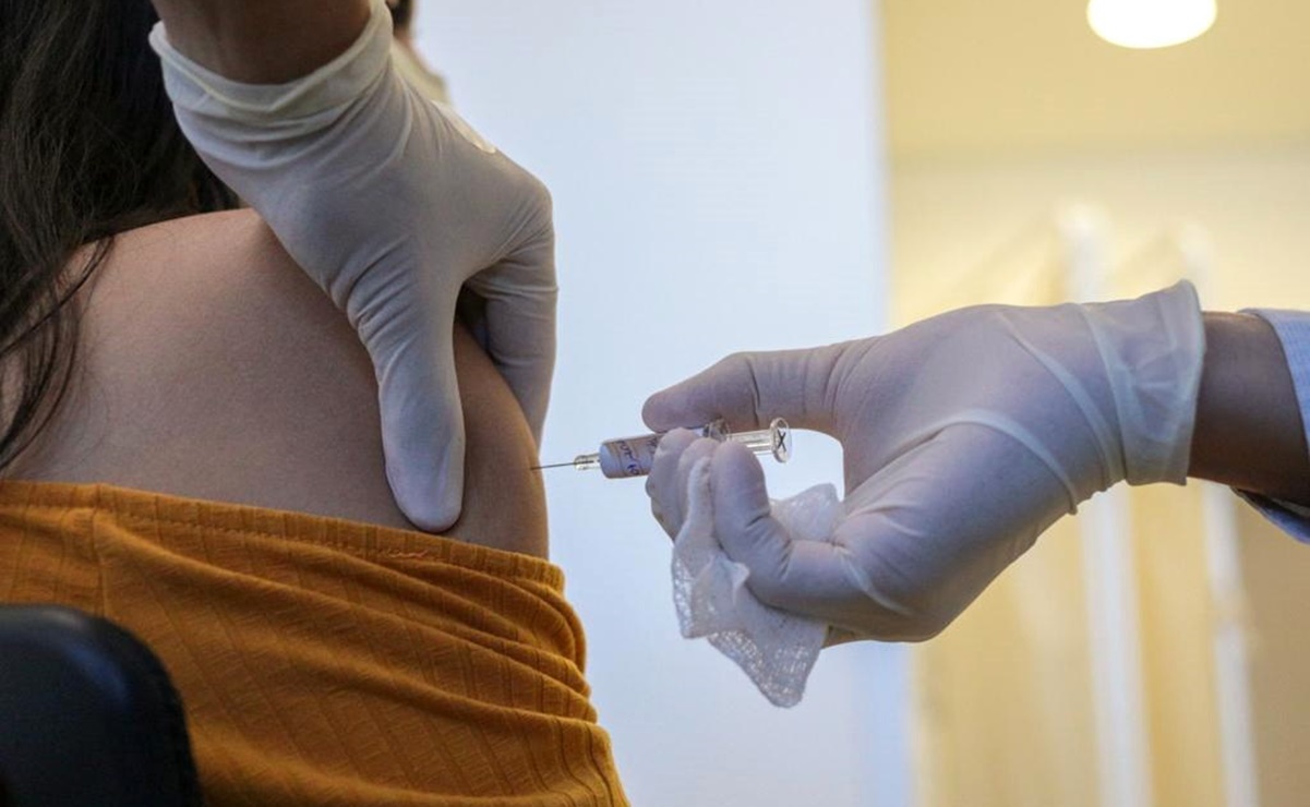 Piden suspender aplicación de 300 mil vacunas de Moderna en California por reacciones alérgicas