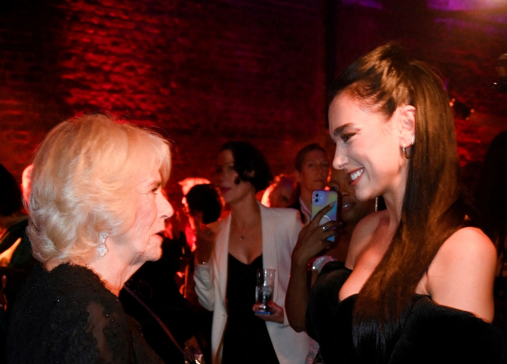 La reina consorte Camila y Dua Lipa protagonizan un icónico momento