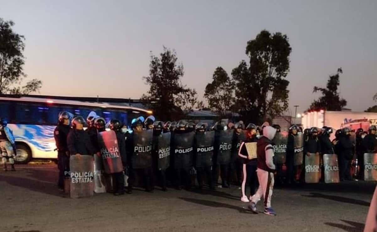 Vecinos de San Juan Ixhuatepec mantienen protesta y amagan con bloquear otra vez la autopista México-Pachuca