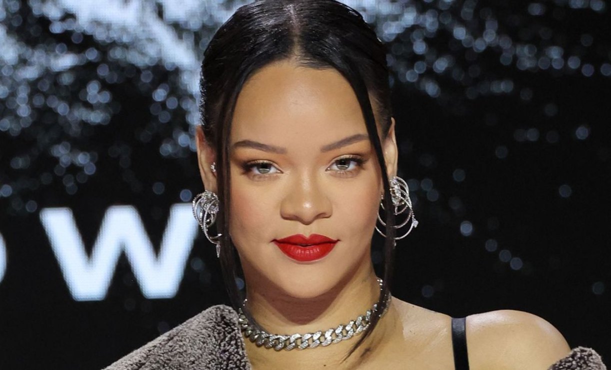 Rihanna cautiva y enseña sus curvas con atrevido vestido transparente