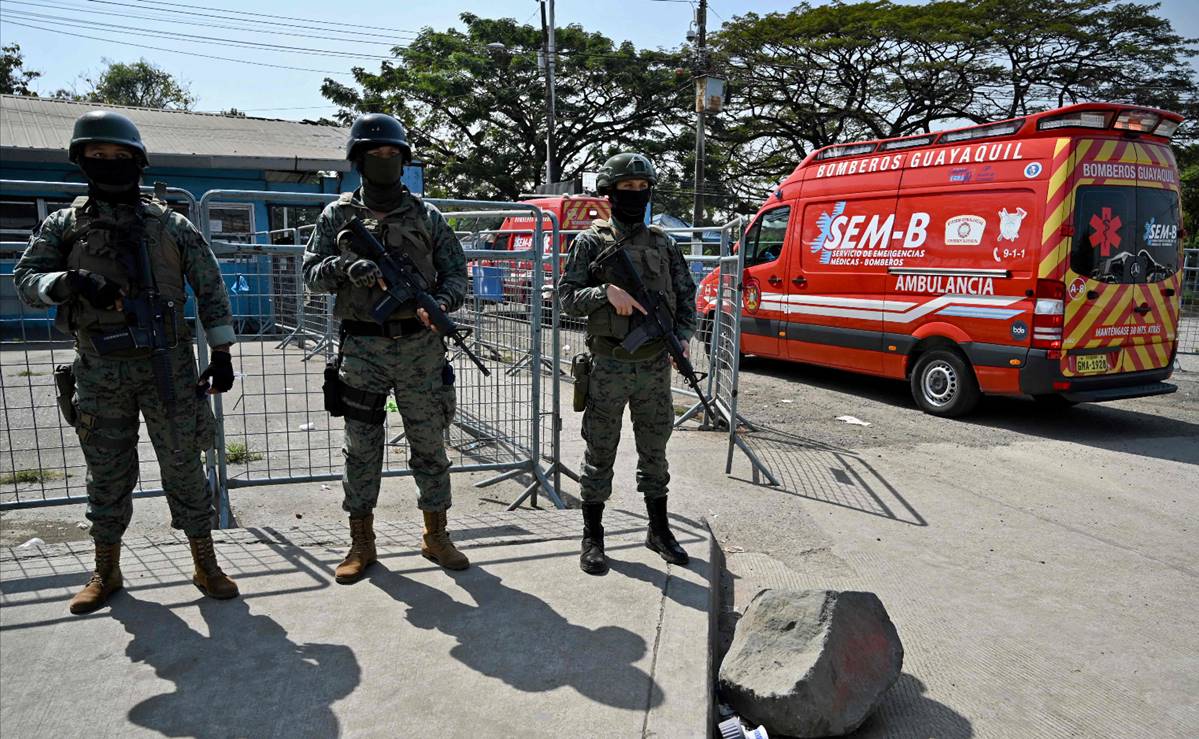 Mueren al menos 31 reos en cárcel de Ecuador tras masacre