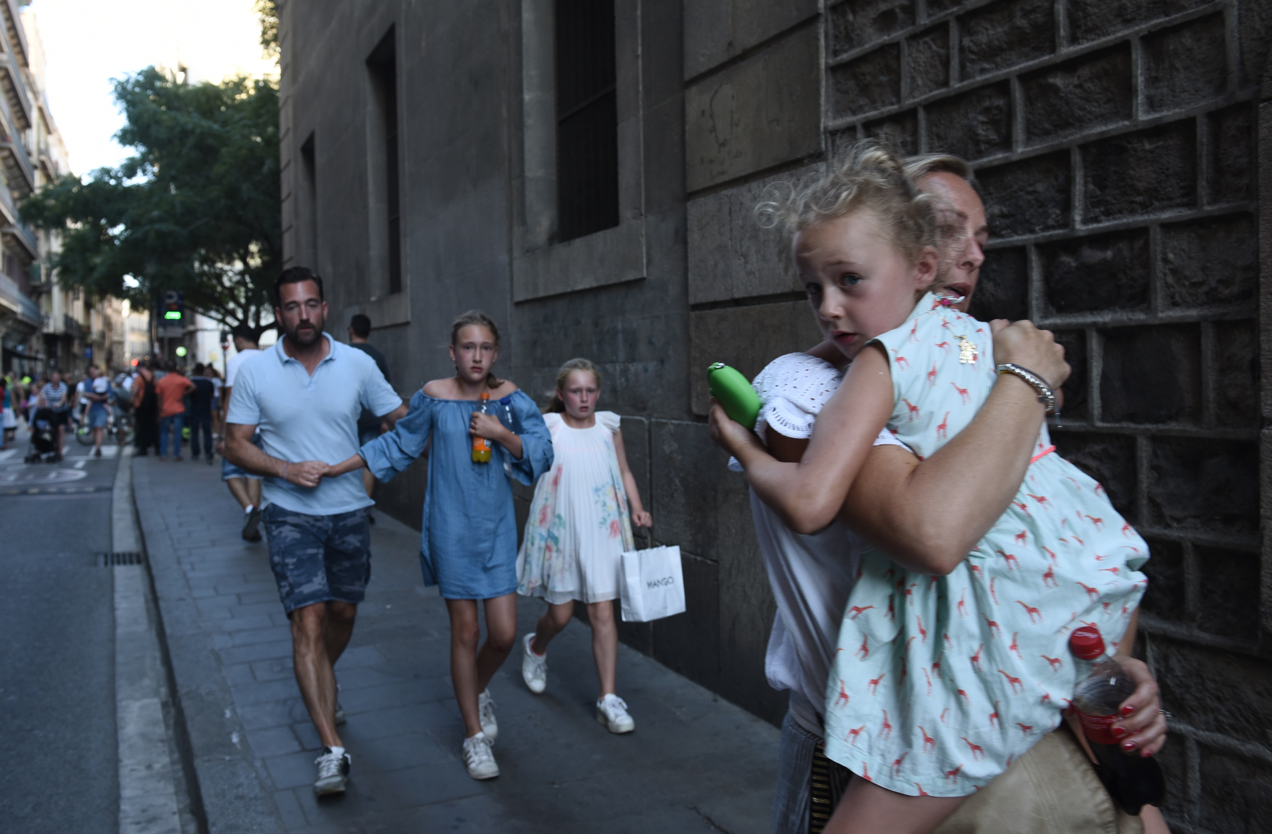 Taxistas ofrecen viajes gratis a personas varadas tras atentado en Barcelona