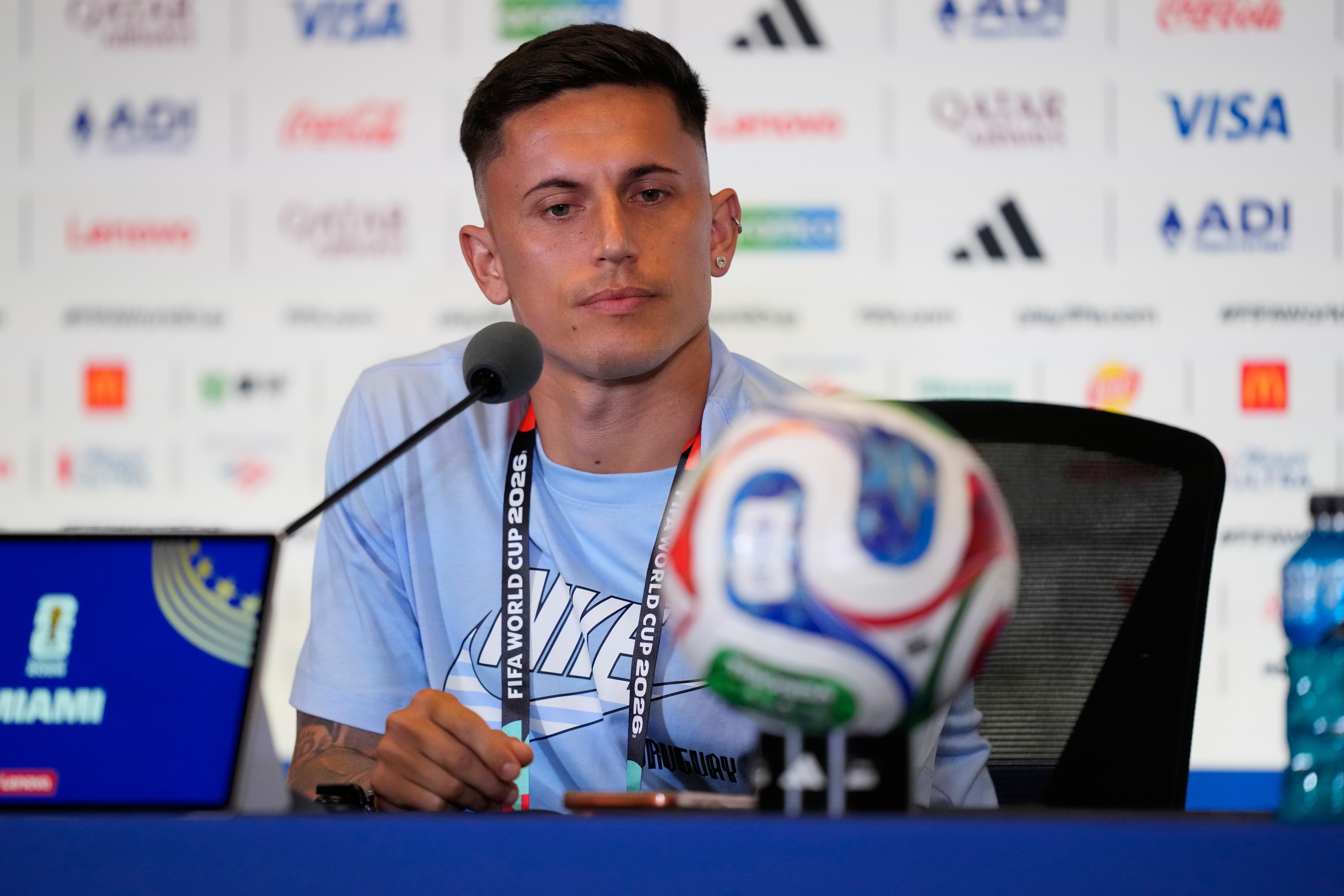 Brian Rodríguez en conferencia de prensa con la selección de Uruguay, durante el Mundial de 2026 - Foto: AP