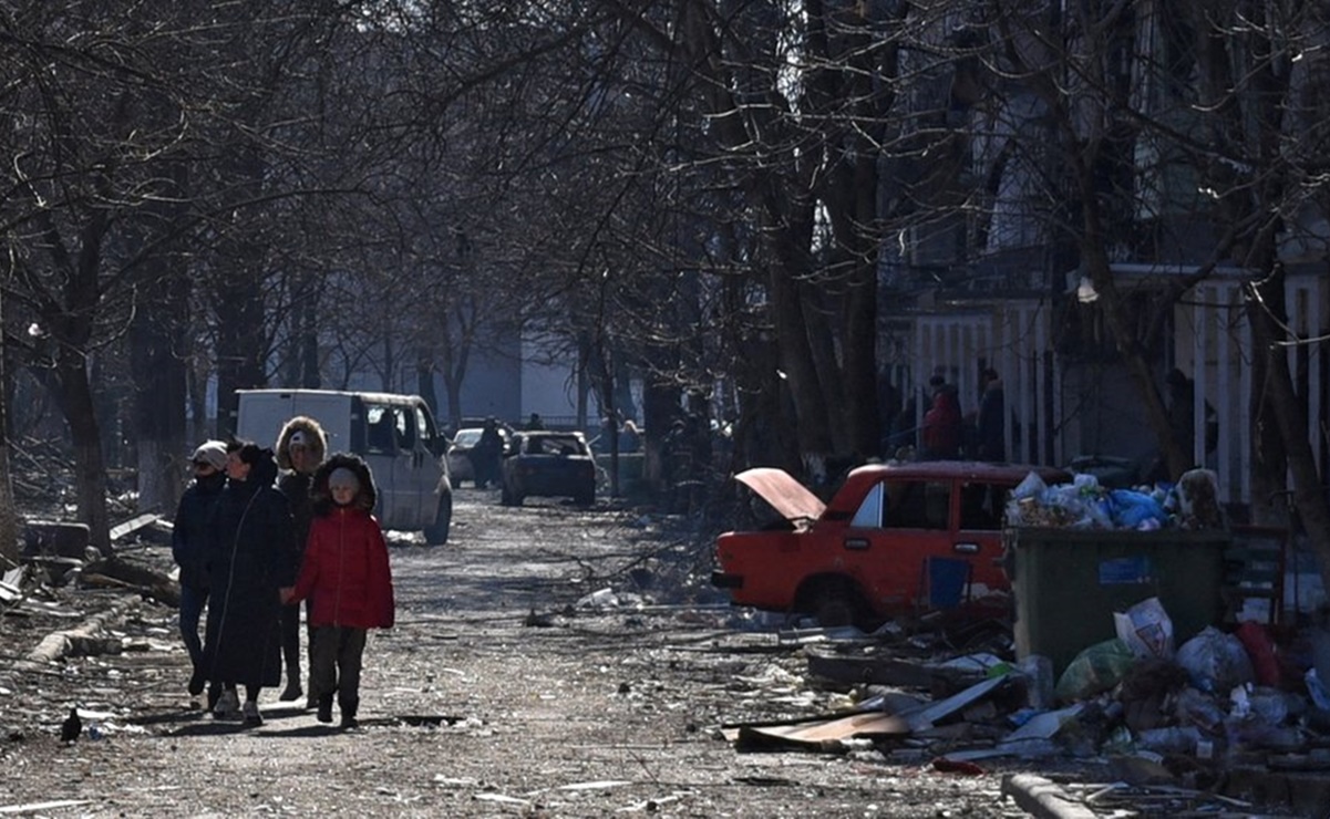 Ucrania denuncia bombardeo ruso en escuela de Mariupol donde se refugiaban 400 personas