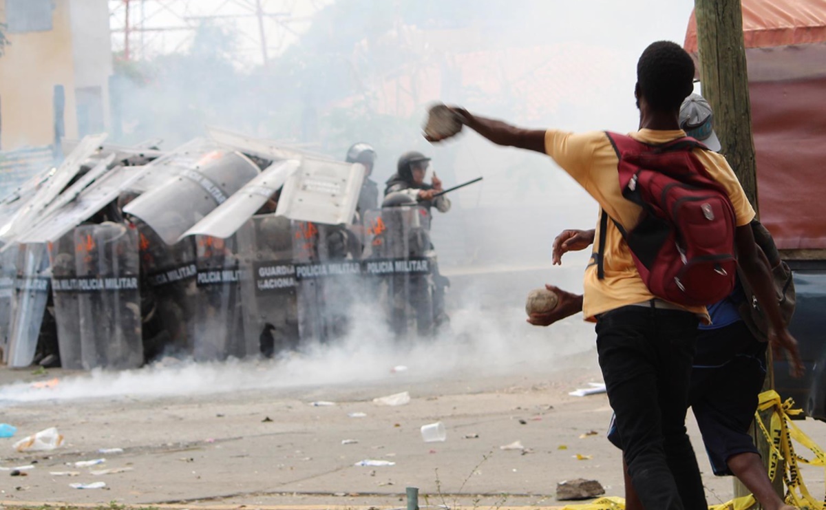 Migrantes de África y Haití se enfrentan con piedras a la Guardia Nacional  