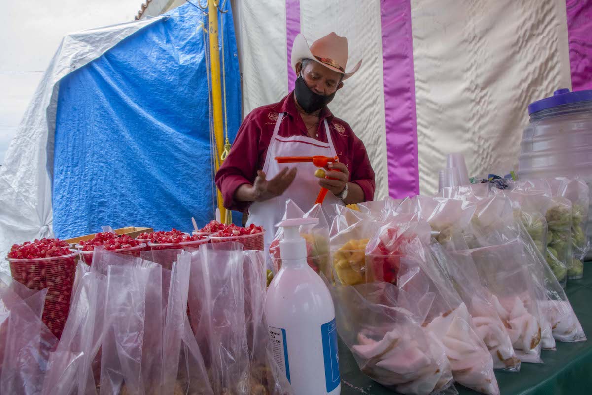 El changarrito de Don José Juan; el lugar donde se consigue la fruta de temporada en el mercado La Cruz 