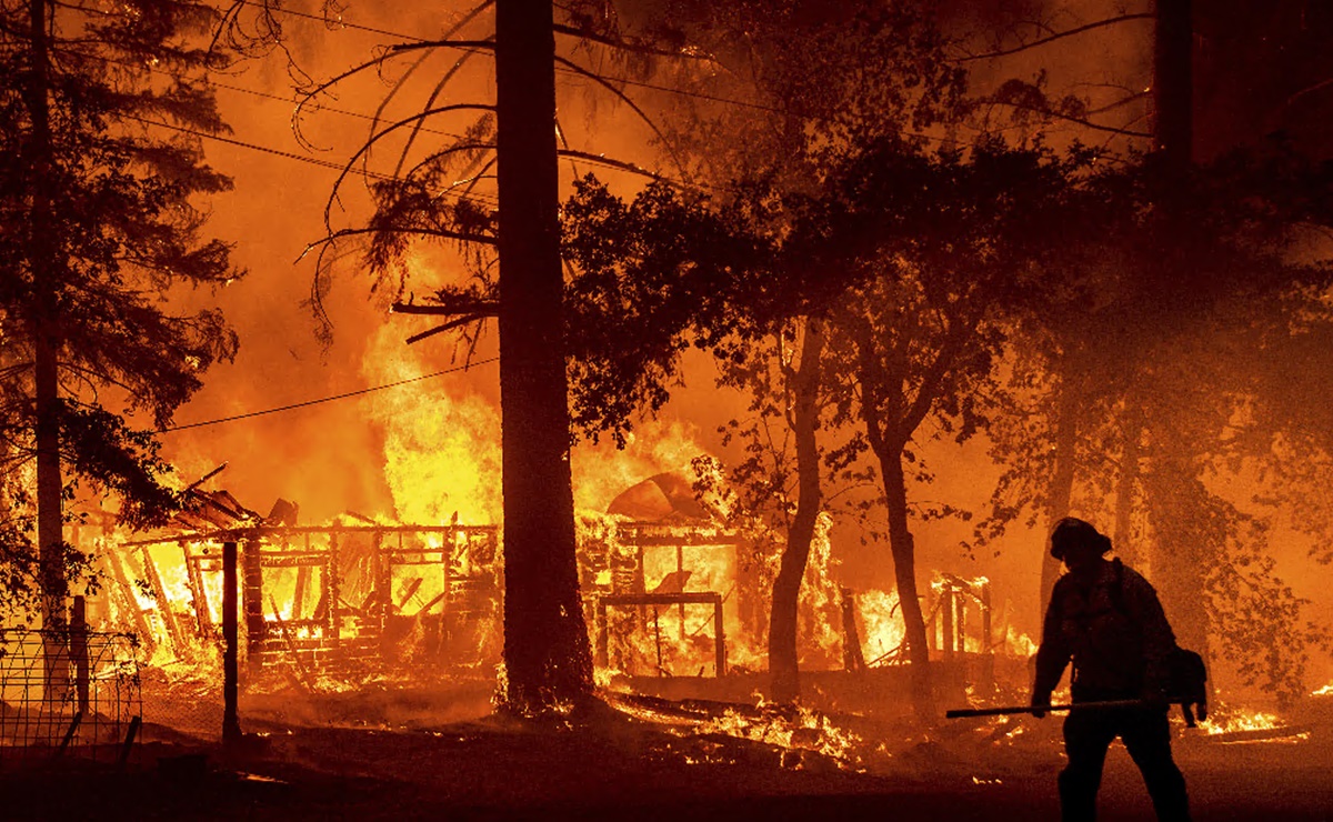 Más de 22 mil bomberos combaten 86 grandes incendios en EU