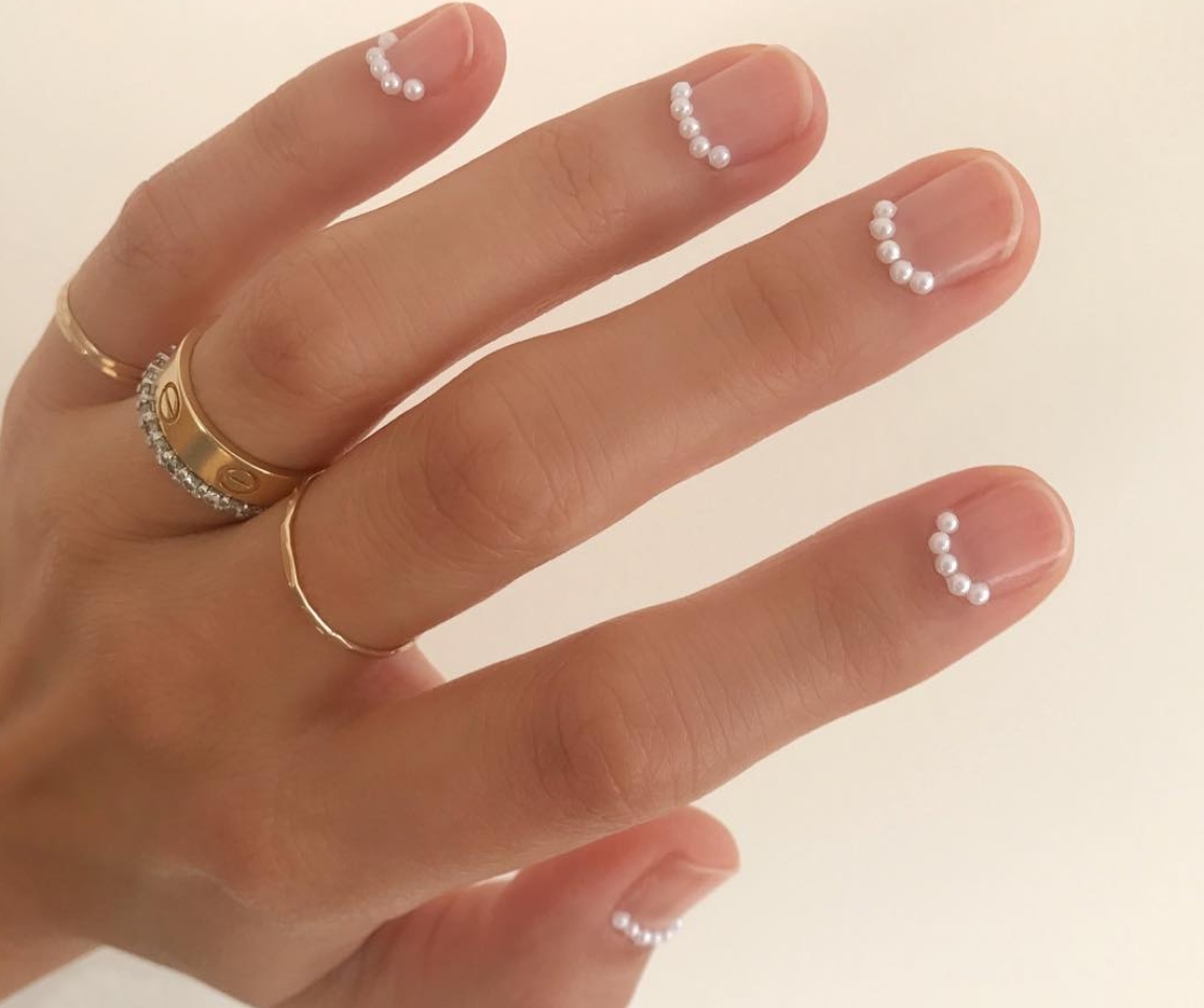 El nail art perfecto para otoño viene cargado de perlas
