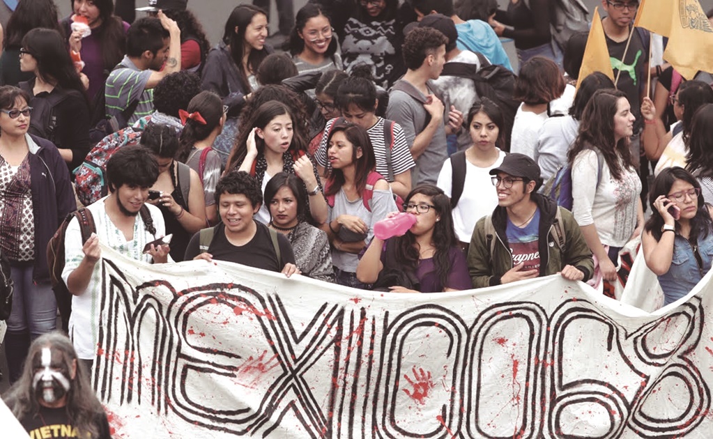 Marchan de Tlatelolco al Zócalo para conmemorar el 2 de octubre