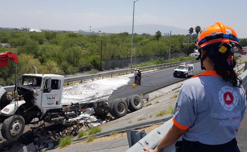 Se derraman 9 mil litros de diésel por volcadura de pipa en Nuevo León