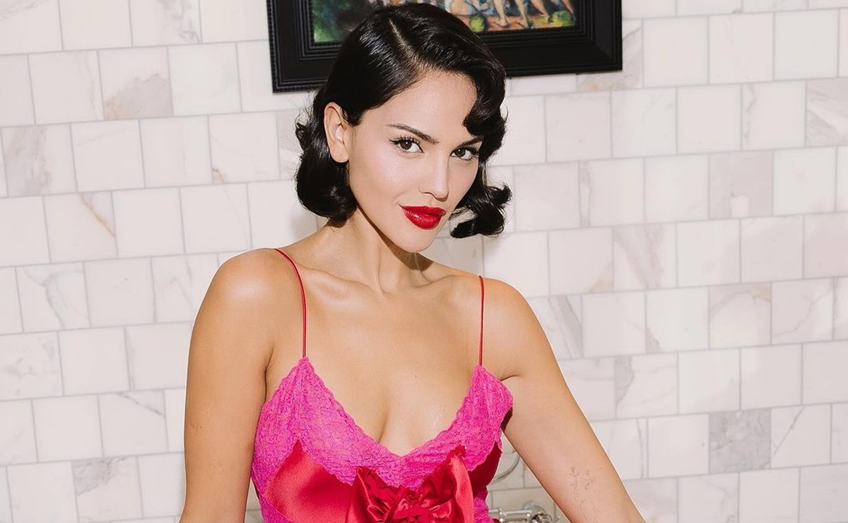 Eiza González luce sensual vestido rojo con aberturas en las piernas