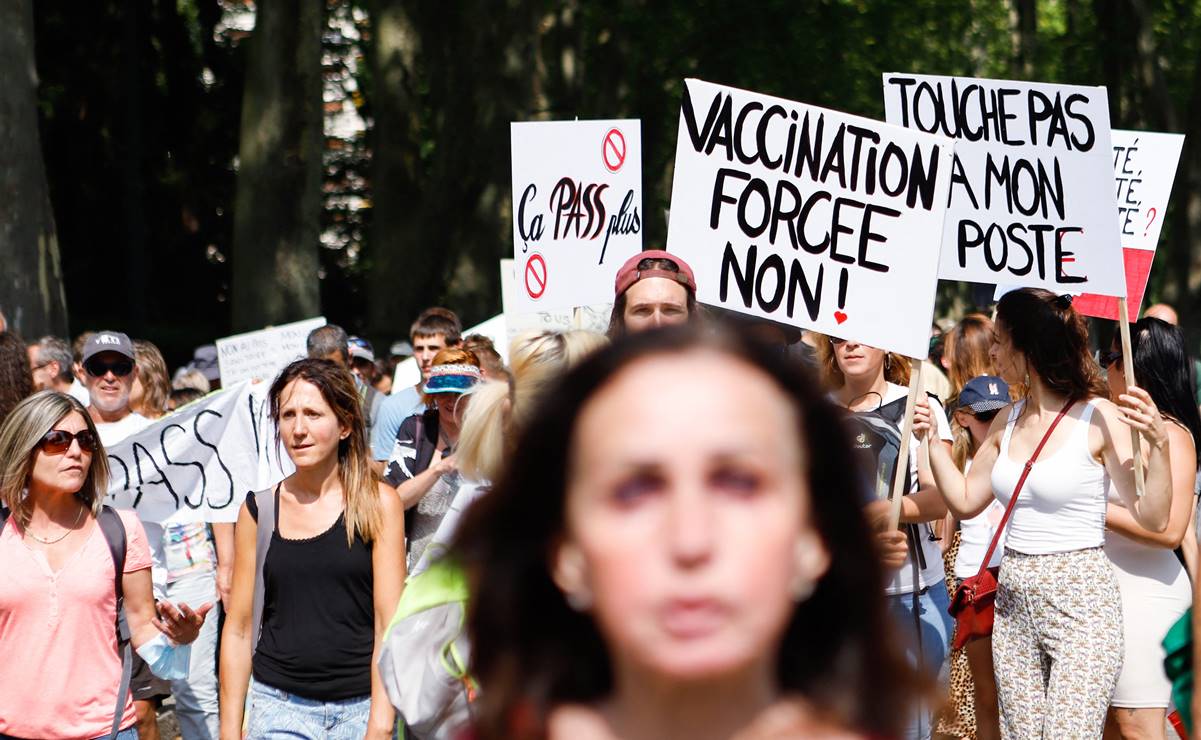 Miles protestan contra el pase sanitario y vacunación obligatoria en Francia
