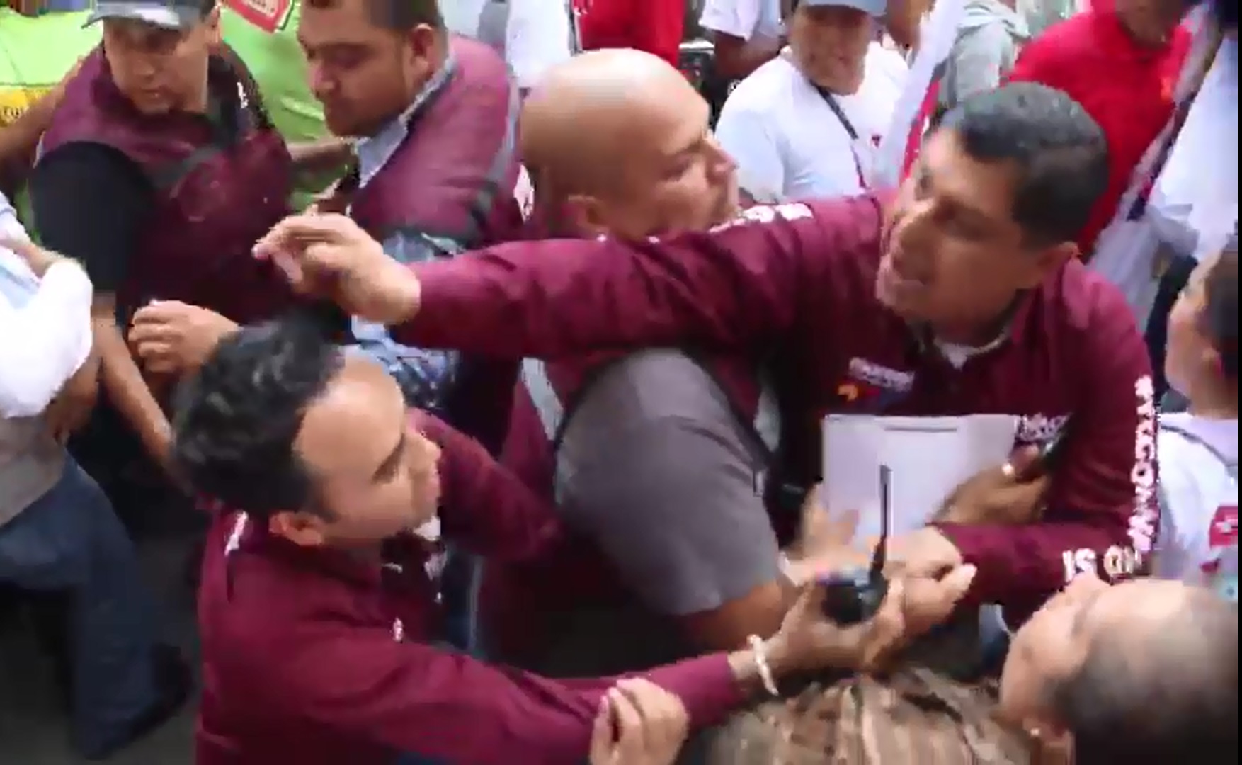 Video. Candidato de Morena en Uruapan confronta a militantes del PRD