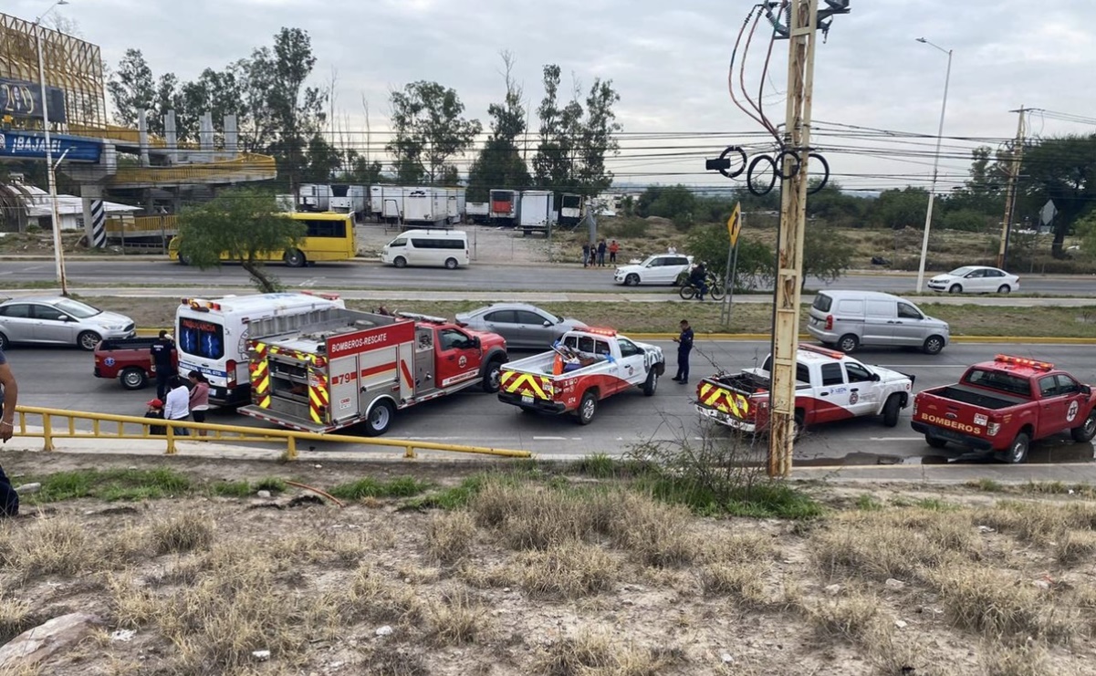 Chofer se desmaya y choca contra puente peatonal en Guanajuato; hay 11 lesionados