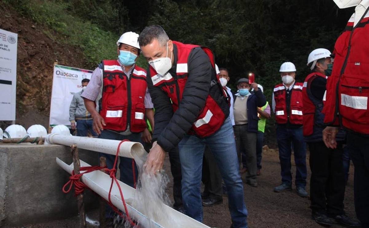 Gobernador de Oaxaca entrega obras hidráulicas a comunidad que lleva 3 años sin agua