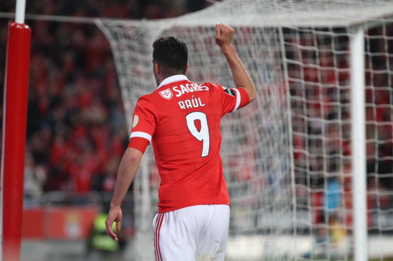 Raúl Jiménez colabora con gol en victoria del Benfica 