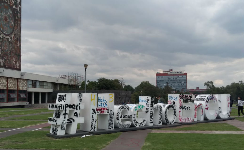 Se confrontan verbalmente estudiantes con anarquistas por pintas en la UNAM