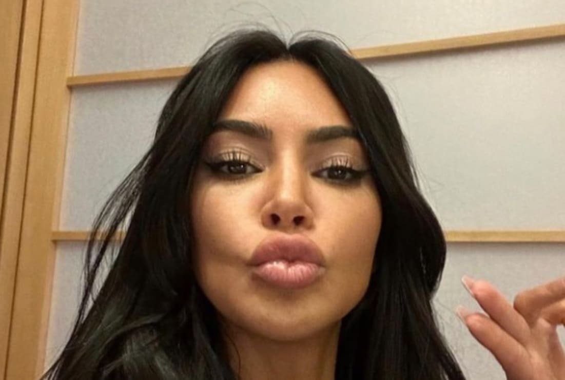 Kim Kardashian, su posado más sexy y elegante con plataformas de 20 centímetros