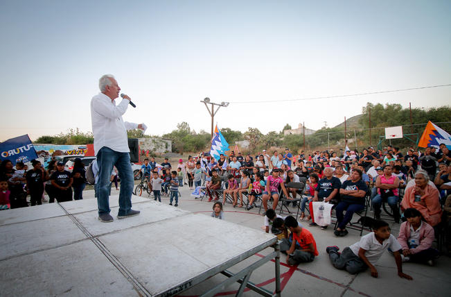 Vega Carriles dará becas a estudiantes    