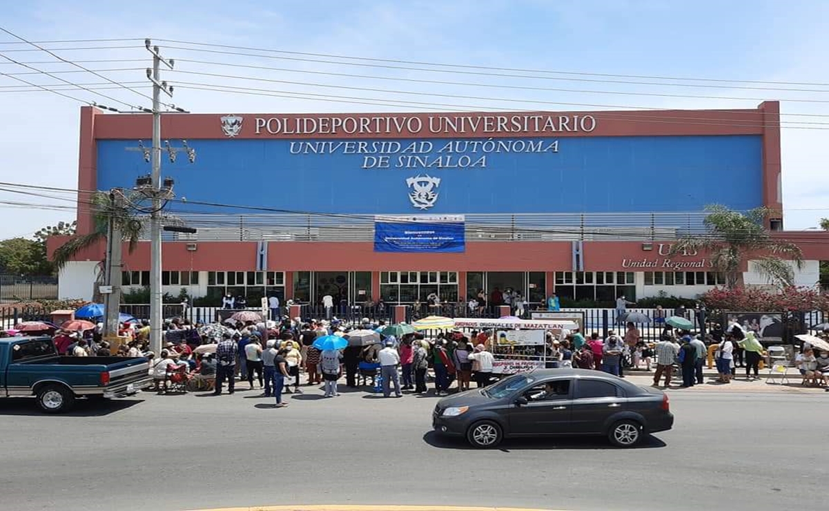 Segundo día de largas filas de adultos mayores que acuden a vacunarse en Mazatlán