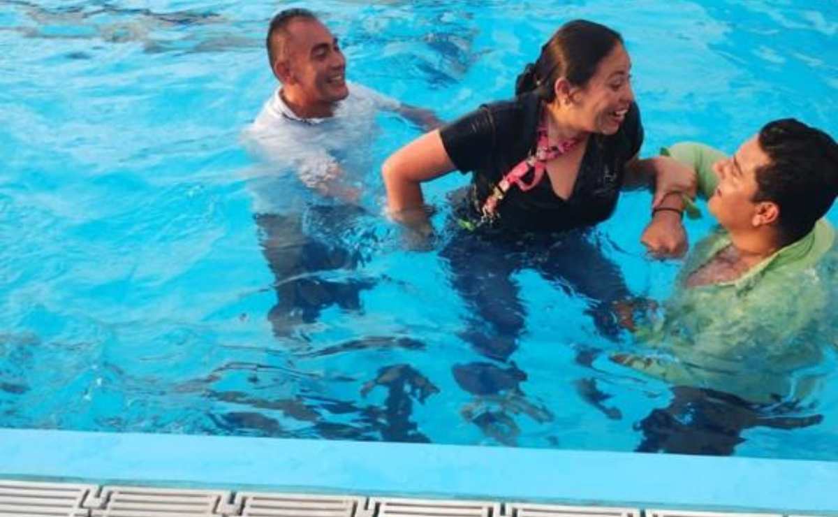 VIDEO: Funcionarios celebran y nadan con ropa en alberca pública de Naucalpan; es una tradición, dicen autoridades 