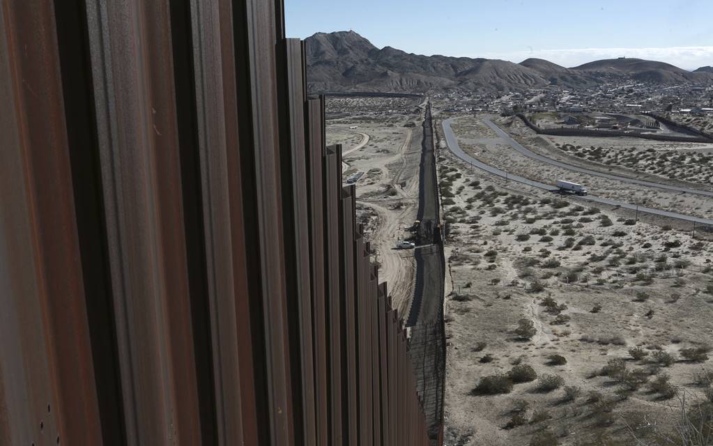 Demócratas instan a frenar construcción del muro