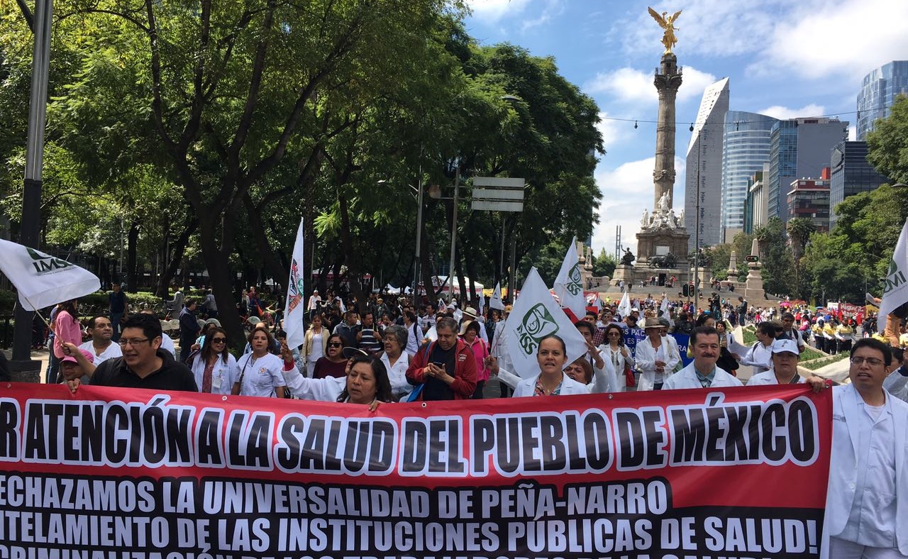 Marcha de sector salud se dirige a Zócalo capitalino