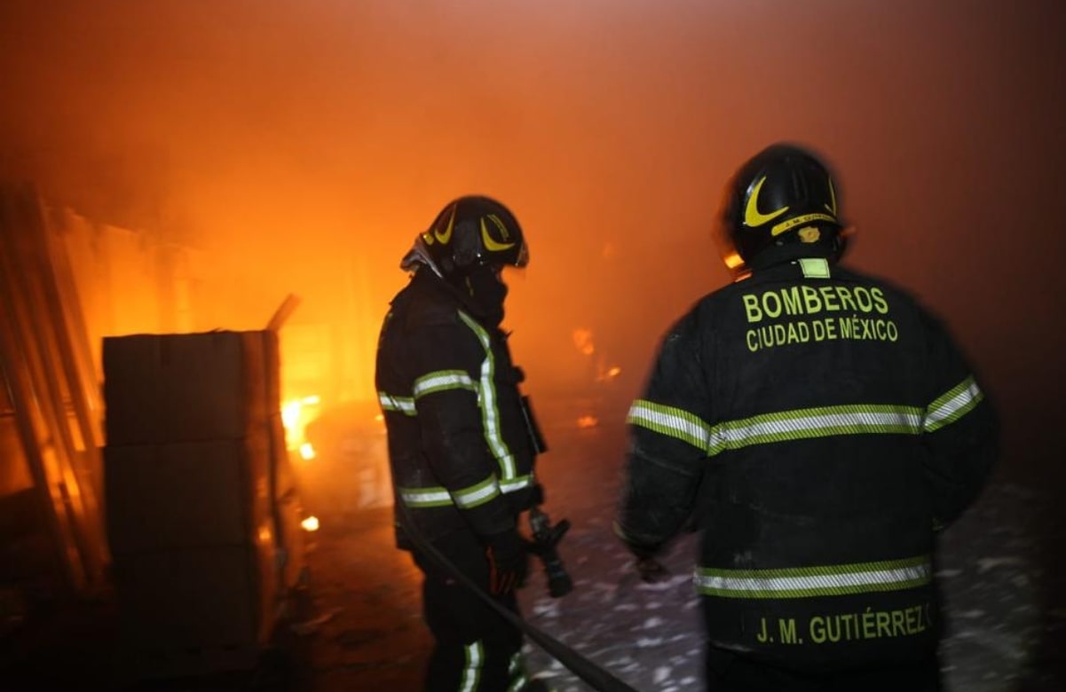 Bomberos sofocan incendio en bodega en la colonia Cuchilla Pantitlán, Venustiano Carranza 