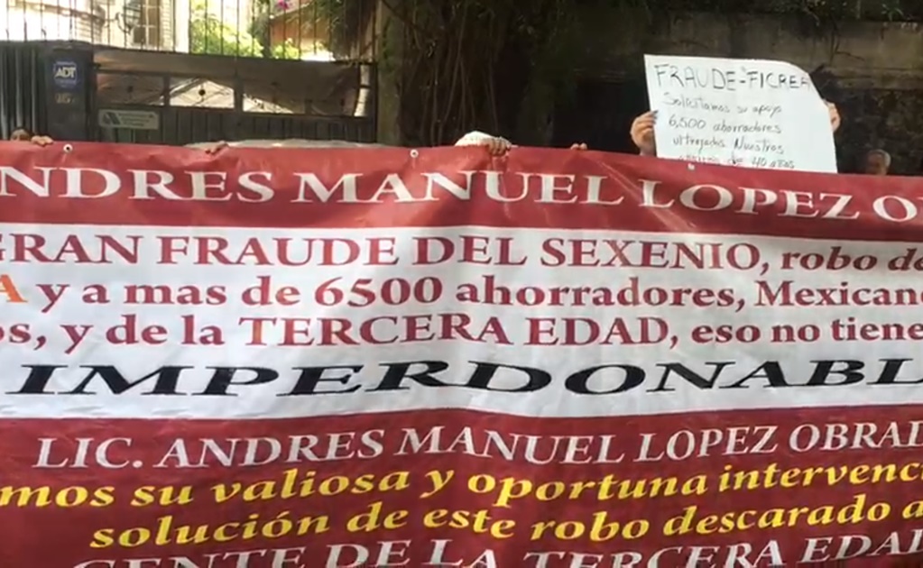 Ahorradores de FICREA piden justicia en casa de transición de AMLO