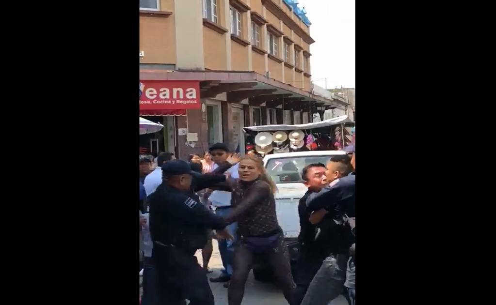 Mujer golpea a policías por quererle retirar su puesto ambulante