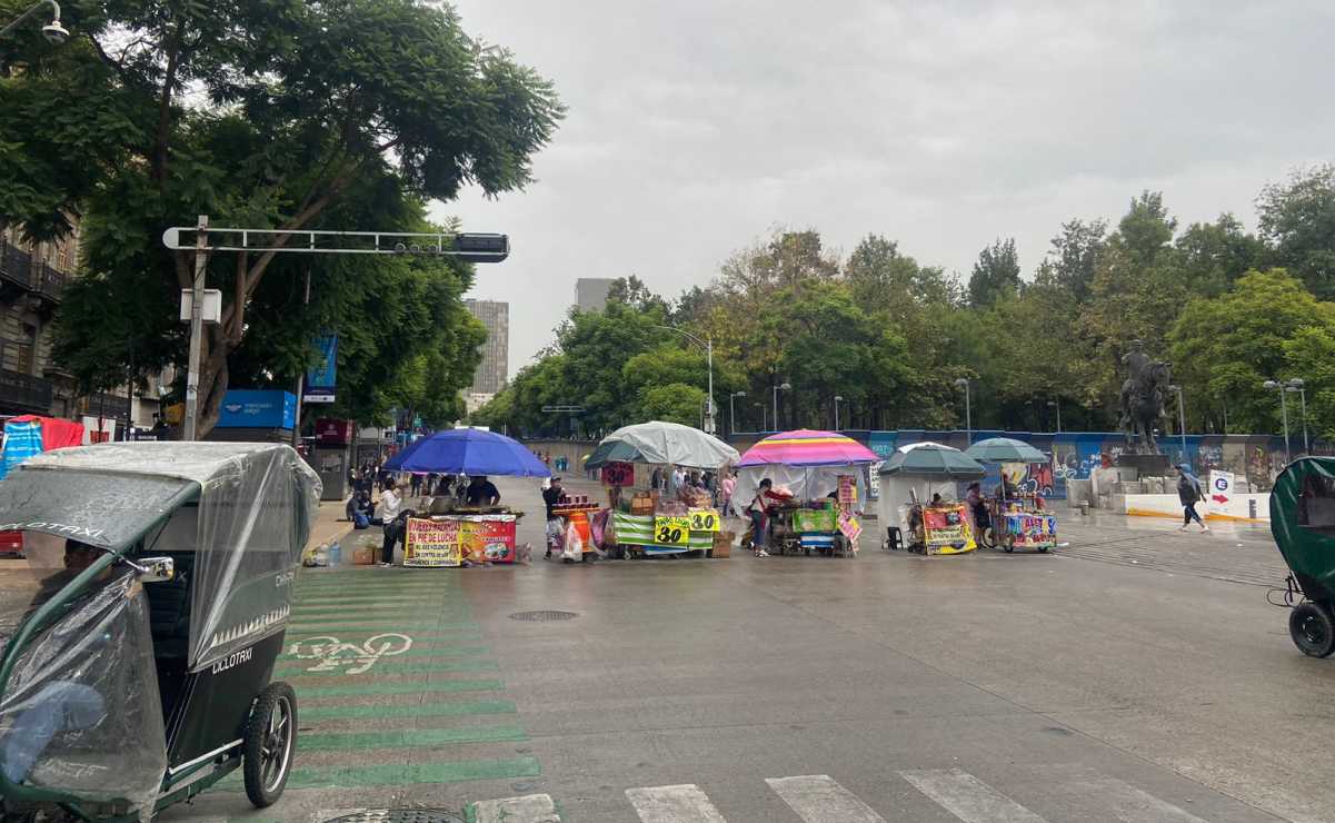 Bloqueo de comerciantes en Avenida Juárez cumple más de 5 horas; exigen espacios de venta  