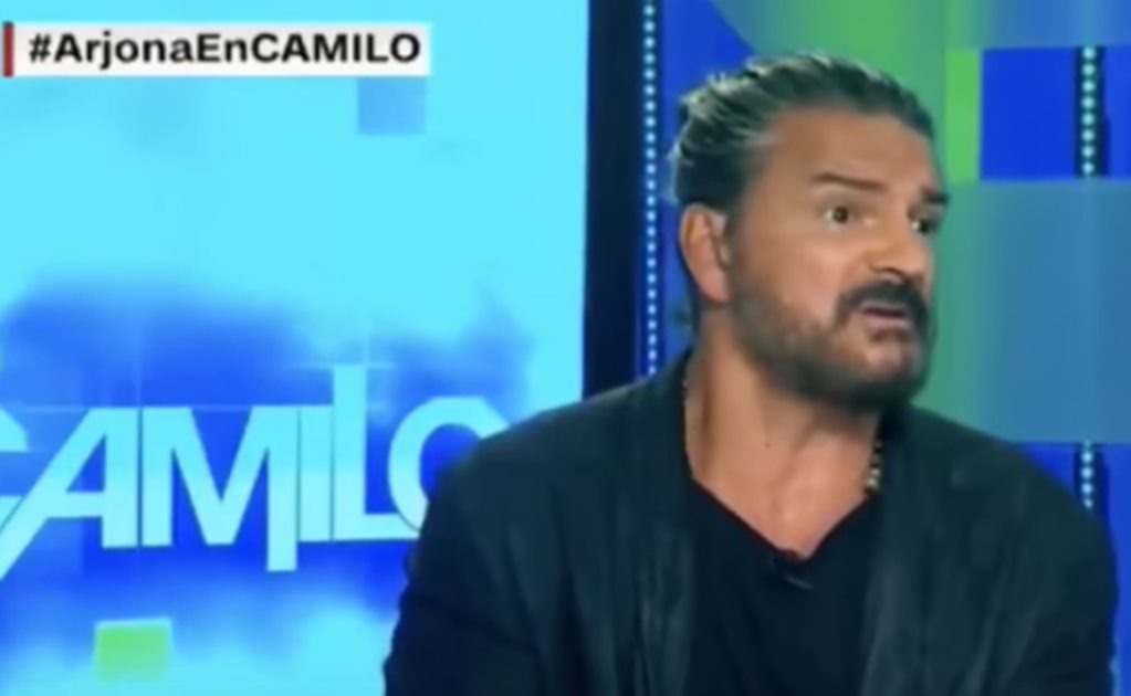 Ricardo Arjona se molesta y abandona entrevista 